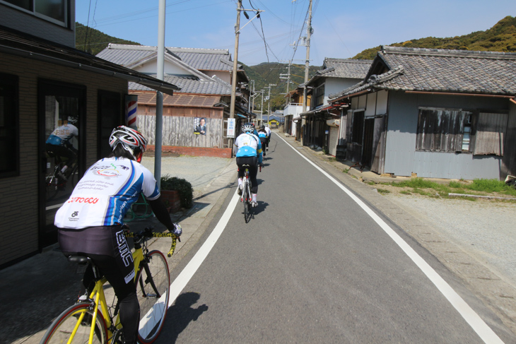 素朴な集落を抜けて山の道へと向かう