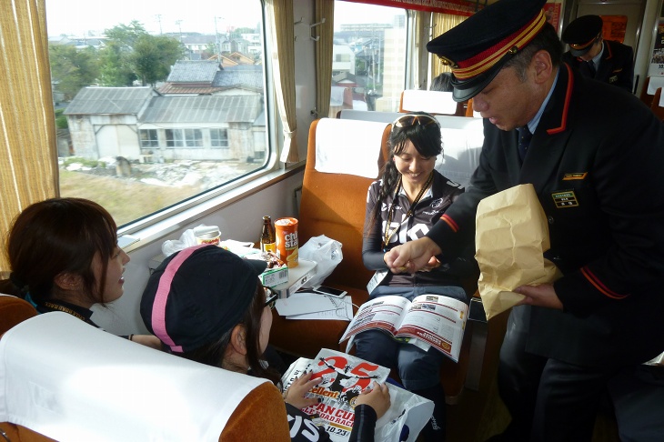 車内では特典品が配られる