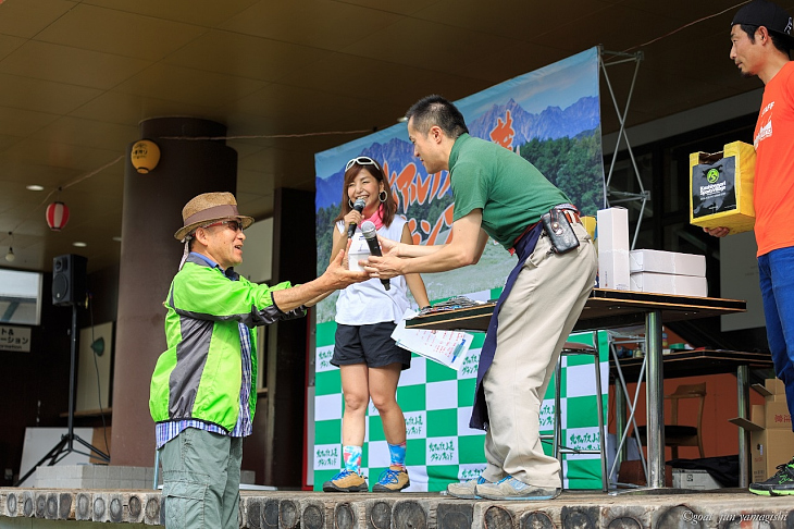 ステージ上では景品がもらえる抽選会も行われた