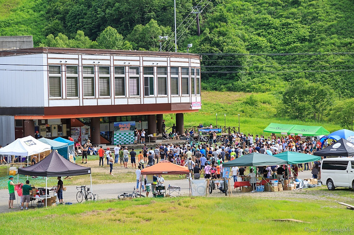 受付日である土曜日の会場の様子。前日にも関わらずステージ前には多くの人が詰めかけた