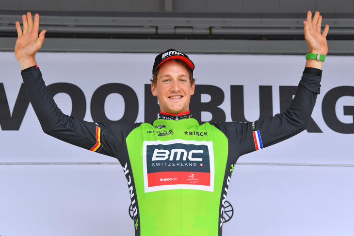 リーダージャージに袖を通したシュテファン・キュング(スイス、BMCレーシング)