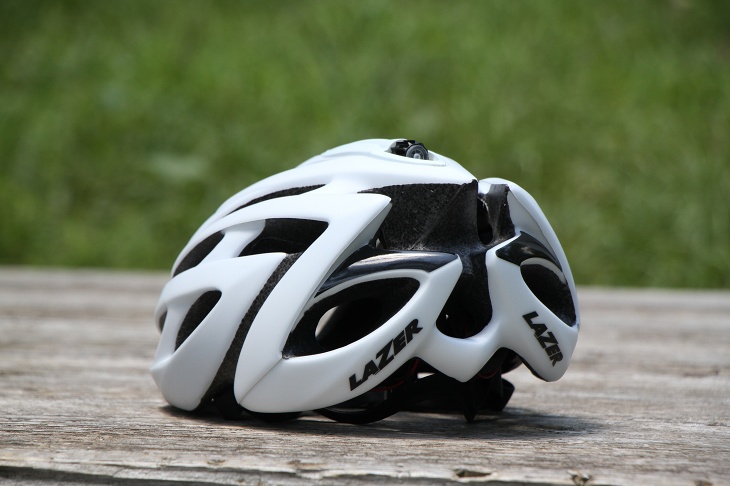 後頭部にも通気口が多く開けられ、ヘルメット内の熱気を排出する
