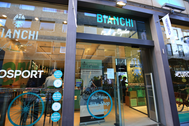 イタリア、ミラノ中心部にあるBianchi Cafe & Cycles MILANO