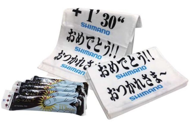 井村屋のスポーツようかんやピットボードタオルがプレゼントされる