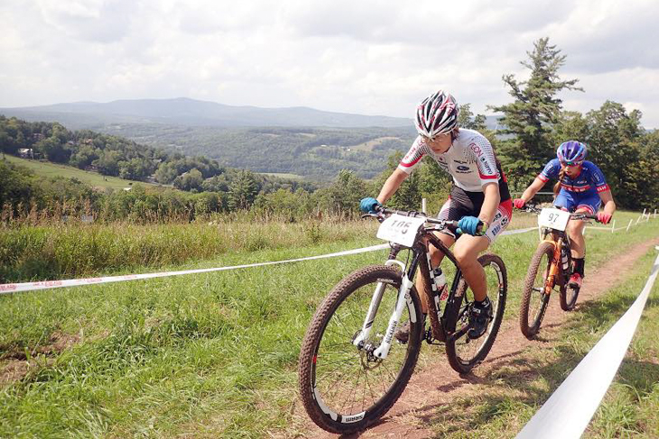 UCIオリンピックジュニアシリーズMTB XCOで優勝した川口うらら(兵庫・龍野高校)、2位はカナダチャンピオンのロクサーヌ・ヴェルモット