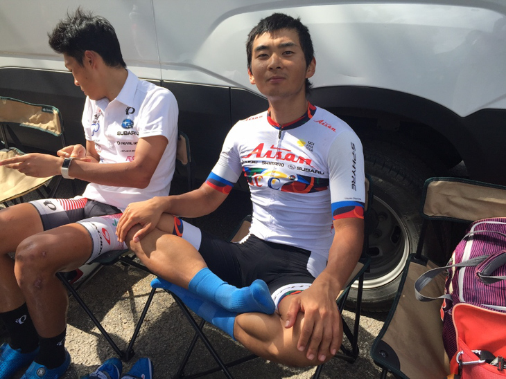 レース後にくつろぐ岡本隼