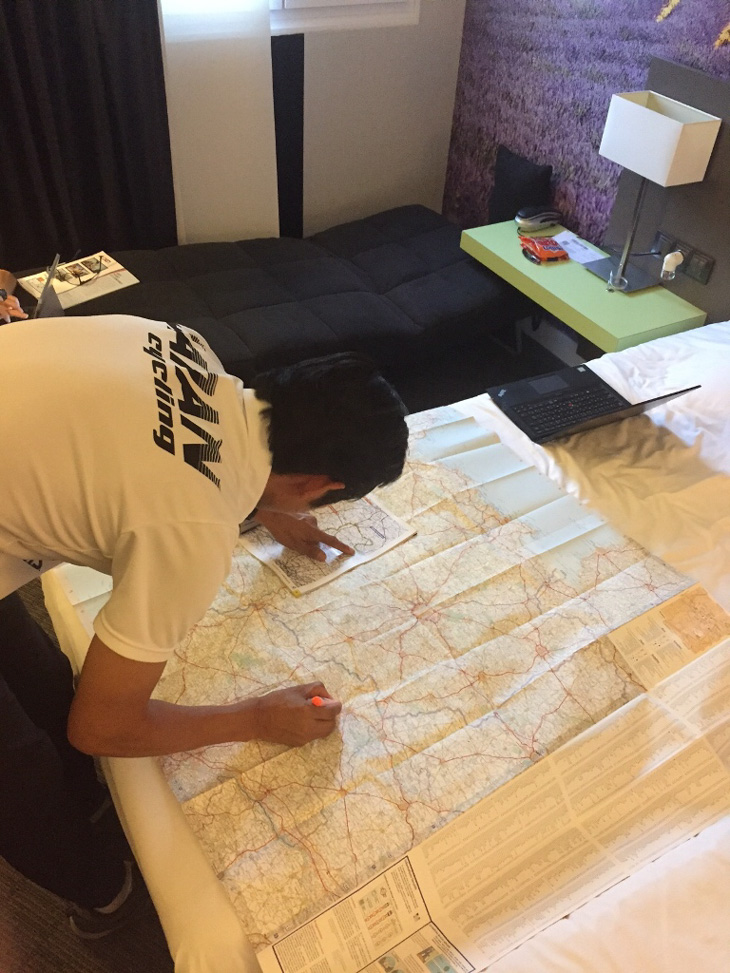 落としても故障しない紙の地図でレースコースを再確認する浅田顕監督