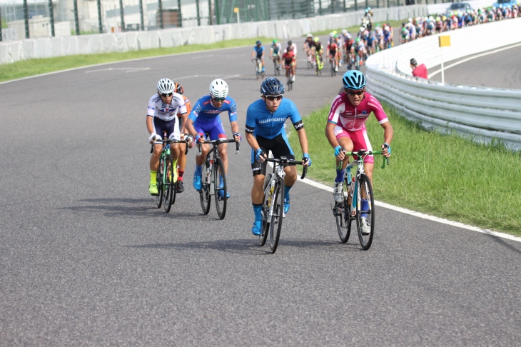 4周目のホームストレートで飛び出した佐藤友飛（チームスクアドラ）、秋田拓磨（シマノレーシング）ら