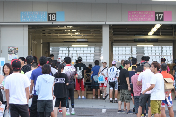 受付にはずらりと人が並ぶ 恒例の光景だ