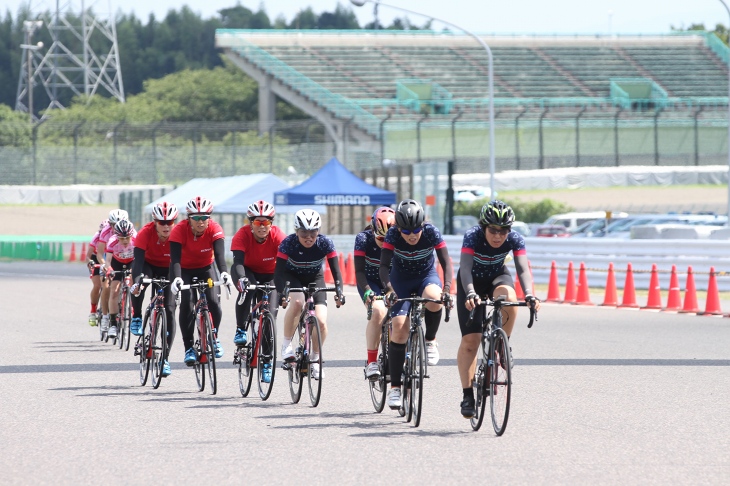 多くのチームが参加したチームタイムトライアルの部　女子チームも多数見受けられた