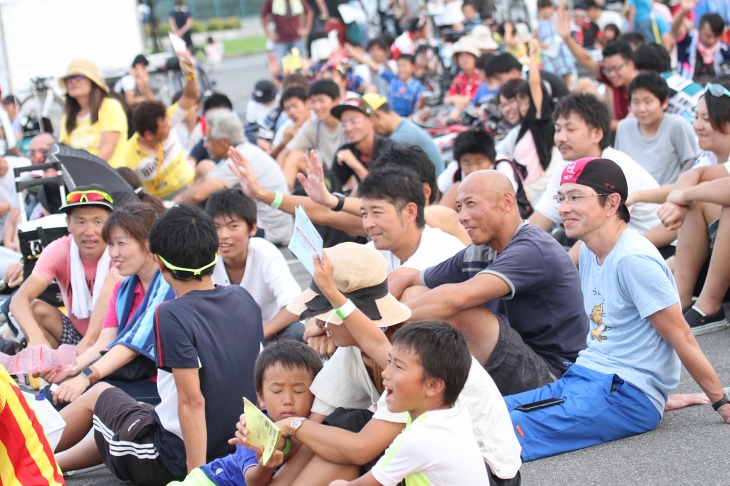 抽選結果に一喜一憂するみなさん