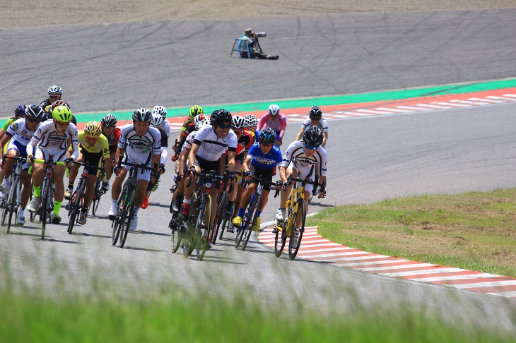 夏の陽射しの中ロードレースを楽しむ