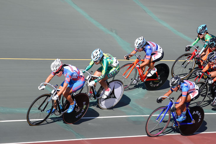女子ポイントレース 5点を取りに行く優勝した中原恭恵(広島県)