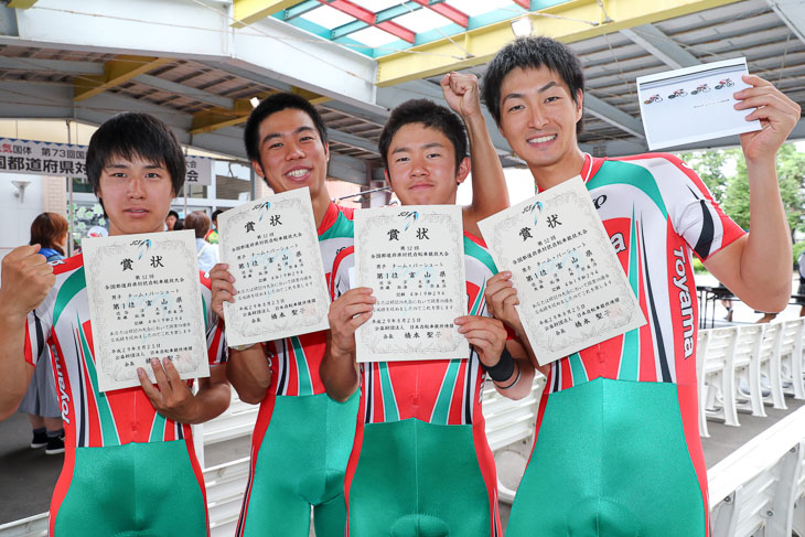 男子4kmチームパーシュートで全国大会初優勝の富山県チーム