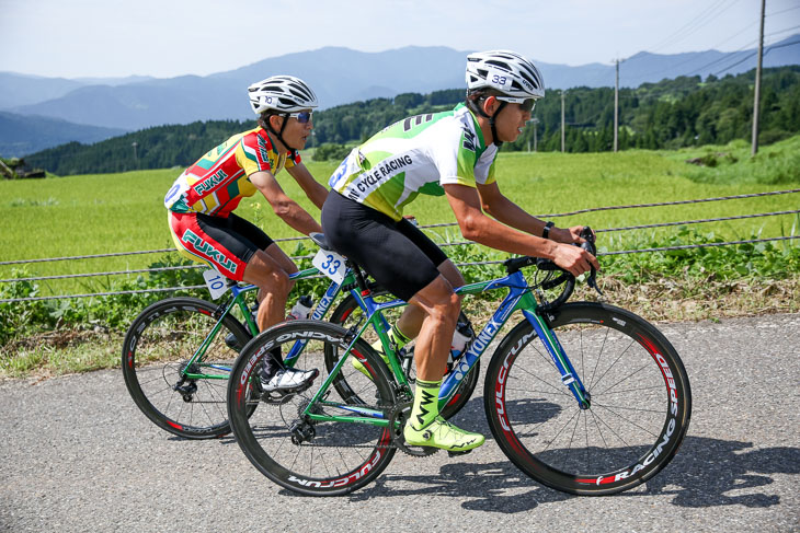 男子周回5周目　同じキナンサイクリングチームの阿曽圭佑（三重）と中島康晴（福井）が逃げ続ける