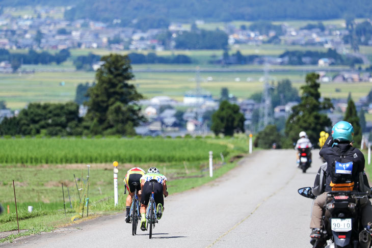 男子周回5周目　時速90キロオーバーの下りを攻める先頭2人