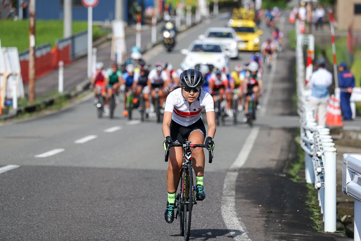 女子周回1周目　最初の上りで仕掛ける樫木祥子（東京　オーエンス／AVENTURA）