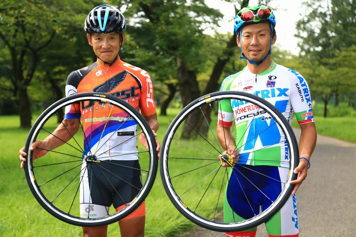 ショップ店長であり市民レーサーとして活躍する西谷雅史(サイクルポイント オーベスト、左)とヨーロッパでの選手経験もあるプロ選手、土井雪広(マトリックスパワータグ)がインプレッションした