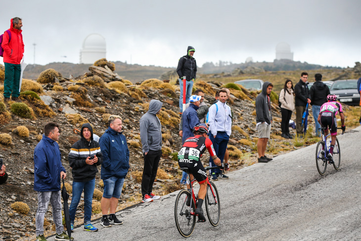標高2,120mの1級山岳カラル・アルト天文台を目指すニコラス・ロッシュ(アイルランド、BMCレーシング)