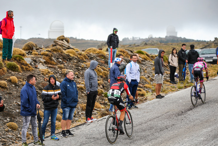 標高2,120mの1級山岳カラル・アルト天文台を目指すニコラス・ロッシュ（アイルランド、BMCレーシング）