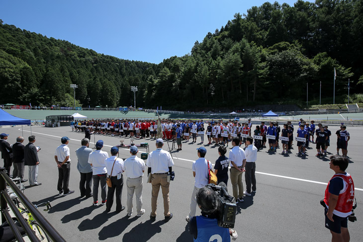 会場は高速バンクの松本市美鈴湖自転車競技場