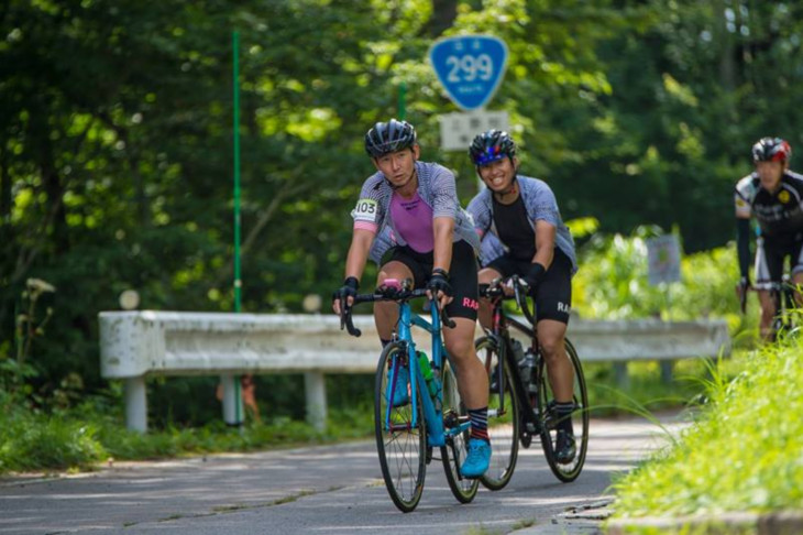 後ろの標識が示す、ここは国道299号。山岳の道