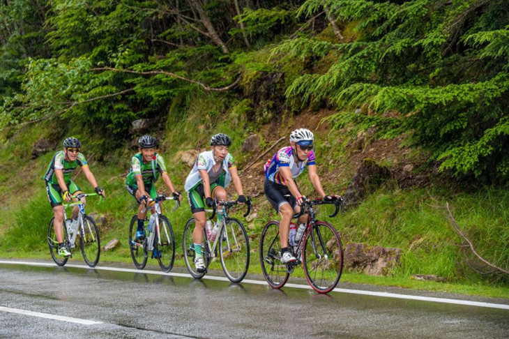 雨に濡れた麦草峠。疲労と、暑さと、寒さまでが一体となってライダーを襲う