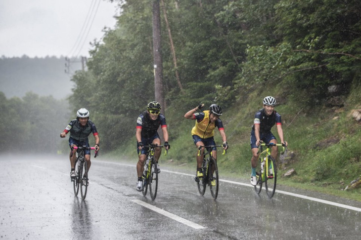 豪雨の中、標高2127mの麦草峠山頂にゴール!祝福のシャワーだ