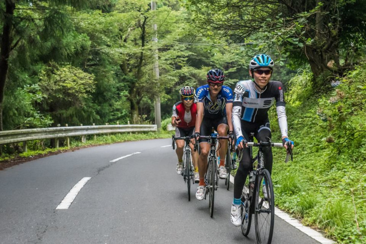 この日二つ目の山場、志賀坂峠を走る