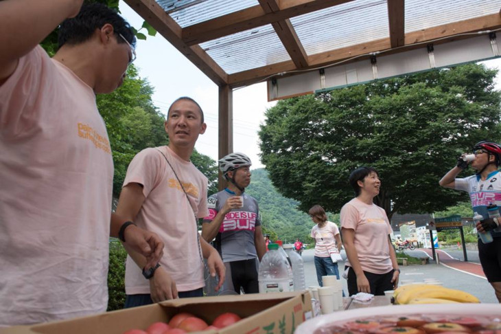 行程のおよそ半分の地点、上野村にはエイドステーションが。トマト、梅干し、ドリンクがありがたい