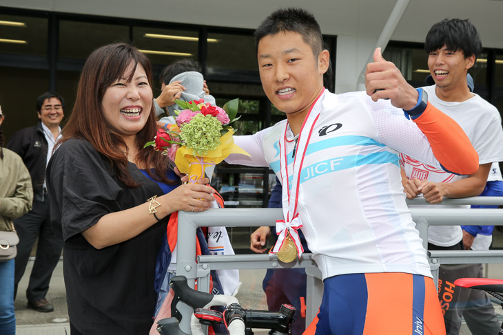 男子スクラッチ優勝の近藤翔馬(法政大)