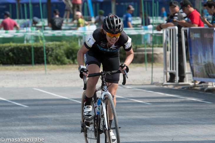 女子エリートで優勝したジョイス・ファンデルベーキン（ベルギー、スティーブンスプロサイクリング）