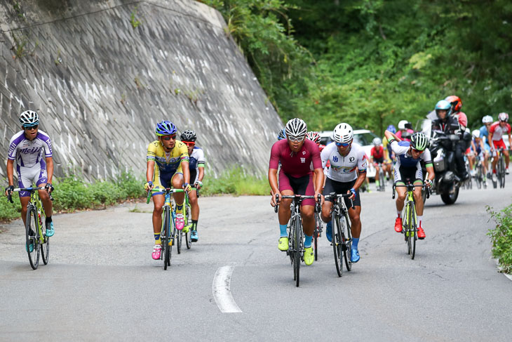 男子　13周目、2分以上差のあるメイン集団ではエース格の選手たちが見合ってしまう