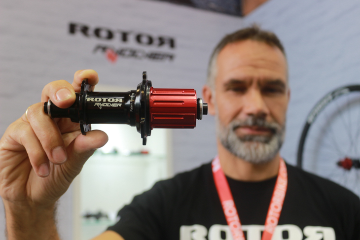 ROTORが発表したリボルバーハブ。リアハブが238g、フロントハブが112gと超軽量だ