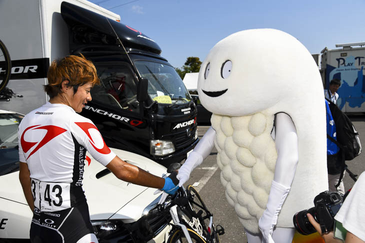 北斗市のゆるキャラ「ずーしーほっきー」に祝福される鈴木龍(ブリヂストンアンカー)