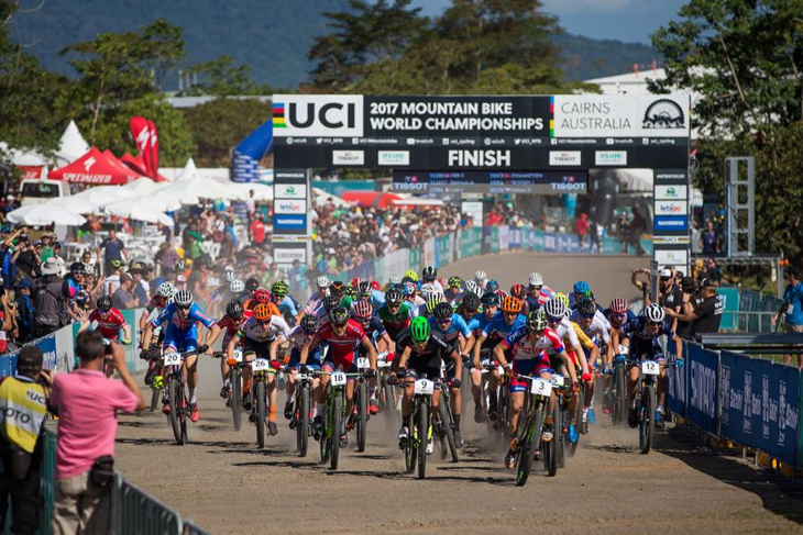 XCO男子ジュニアレースがスタート