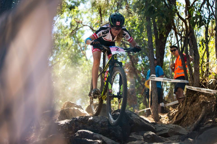 XCO女子ジュニア 先頭をひた走るラウラ・スティッガー(オーストリア)