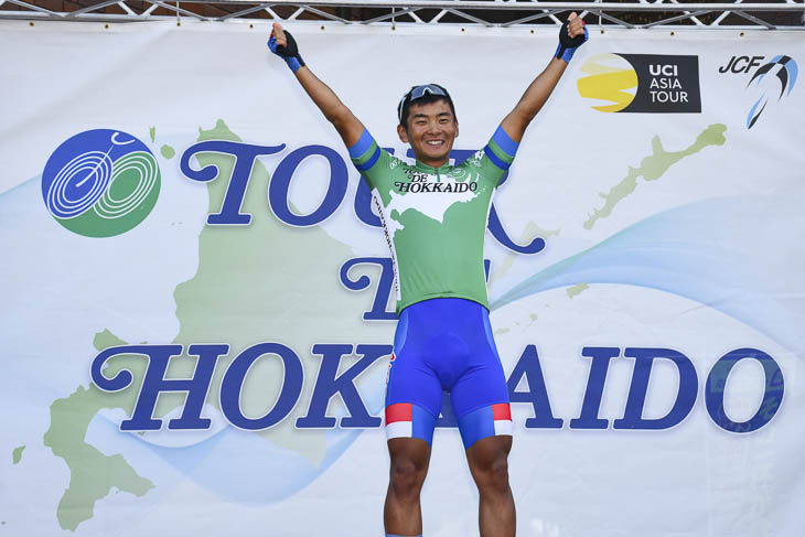 2017年ツール･ド･北海道第2ステージで優勝し、リーダージャージを着た岡本隼