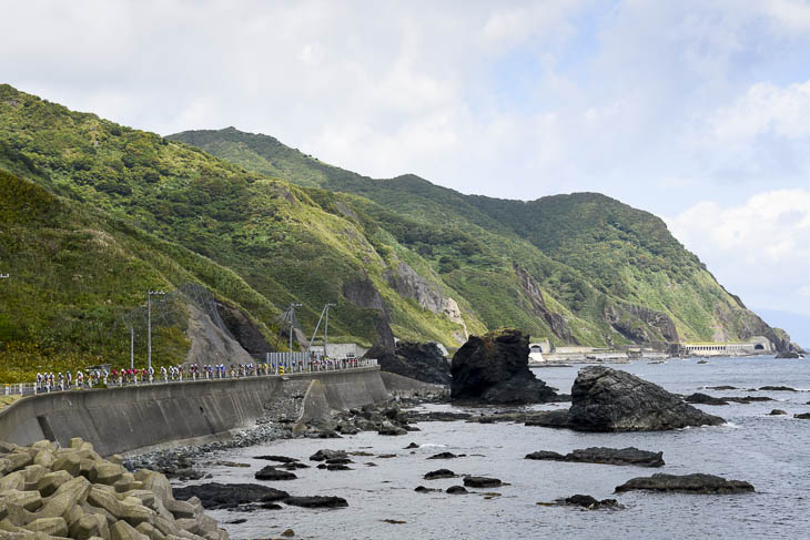 北海道最南端の白神岬を行く集団 Cyclowired