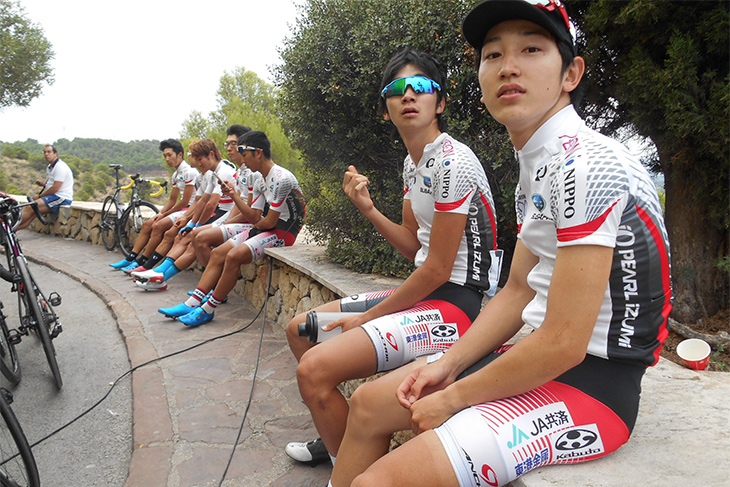 ステージチーム賞の表彰を待つ石上、渡邊ら日本代表チームのメンバー