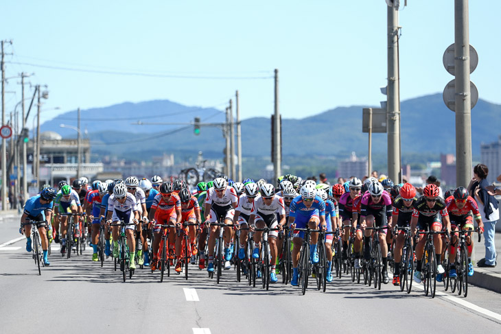 ラスト7km　函館山入口へ向けて位置取りが激しくなる