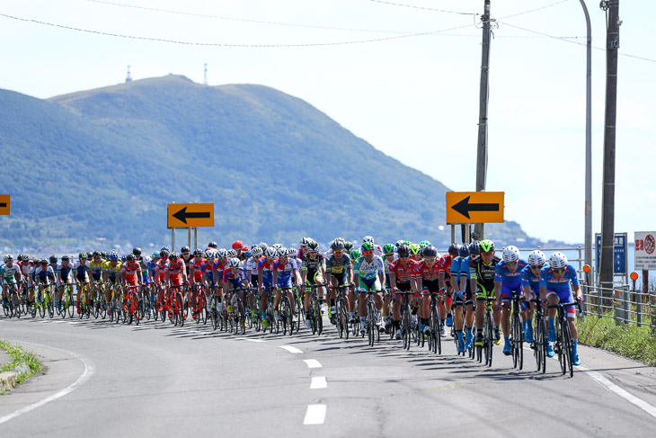 65km地点 メイン集団は愛三工業レーシングチームが引く