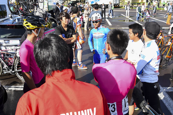 スタート前、日本大学は岡本隼(愛三工業レーシングチーム)を交えて作戦会議