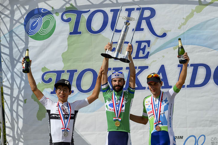 2016年大会で総合優勝したマルコス・ガルシア(キナンサイクリングチーム、写真中央)