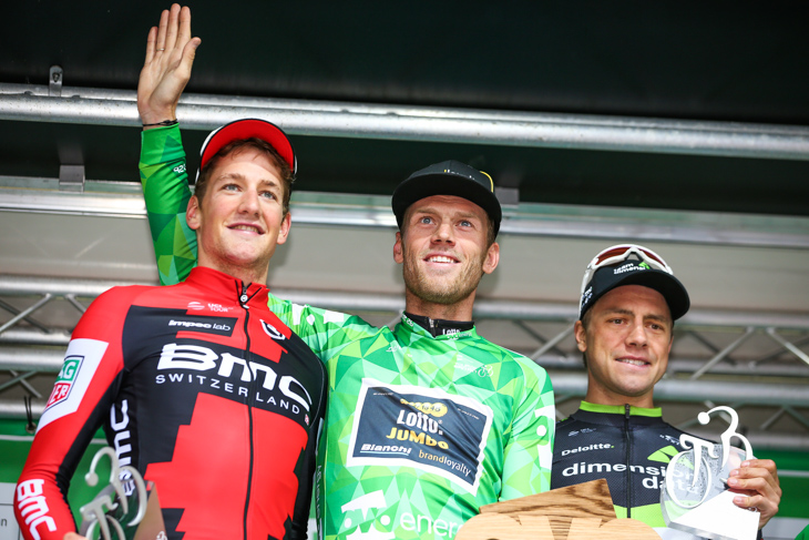 最終総合表彰台 3位シュテファン・キュング(スイス、BMCレーシング)、1位ラルス・ボーム(オランダ、ロットNLユンボ)、2位エドヴァルド・ボアッソンハーゲン(ノルウェー、ディメンションデータ)