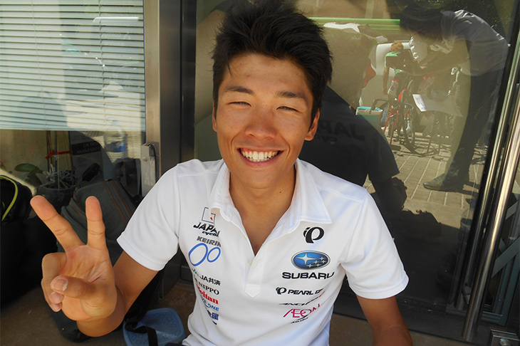 2位でゴールの「2」サインで微笑む小野寺玲(日本U23/宇都宮ブリッツェン)