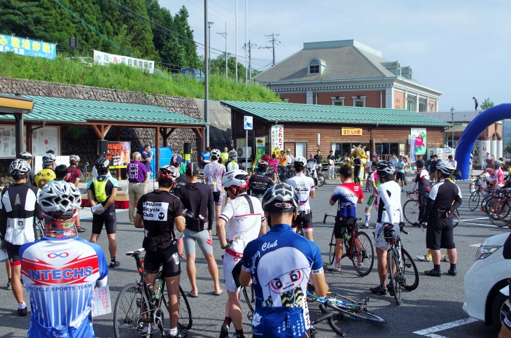 道の駅「赤来高原」の会場には120人のサイクリストが集結した