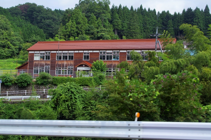 今では貴重な木造校舎の小学校。ゆっくり訪れてみたいところだ