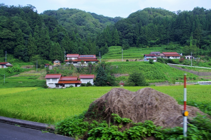 同町塩谷の渓谷は段々畑と山陰地方独特の赤い瓦屋根「石州瓦」の家が姿を見せる