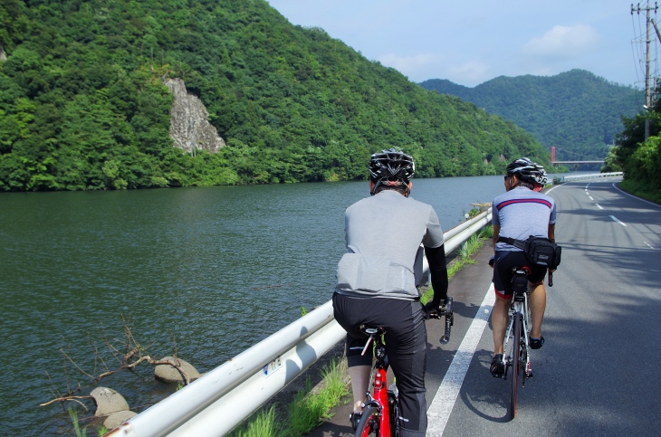 広大な江の川沿い。かつては舟運が行われていた